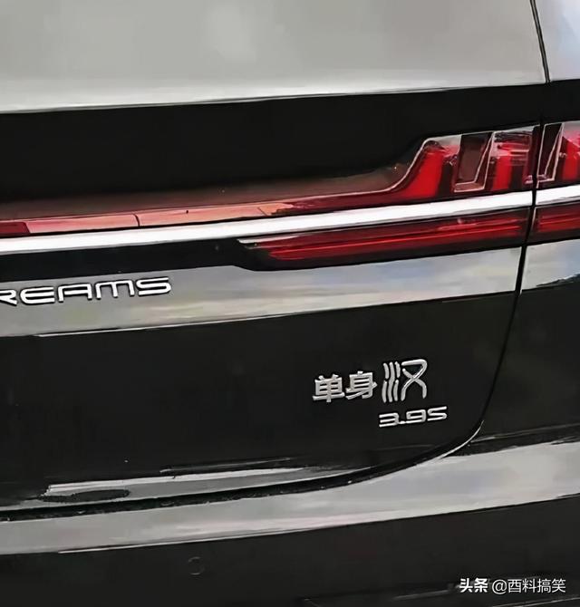「因為耳機線纏在一起，兄弟白撿個妹子，這也太幸運了！」哈哈哈 搞笑整蠱 第28张