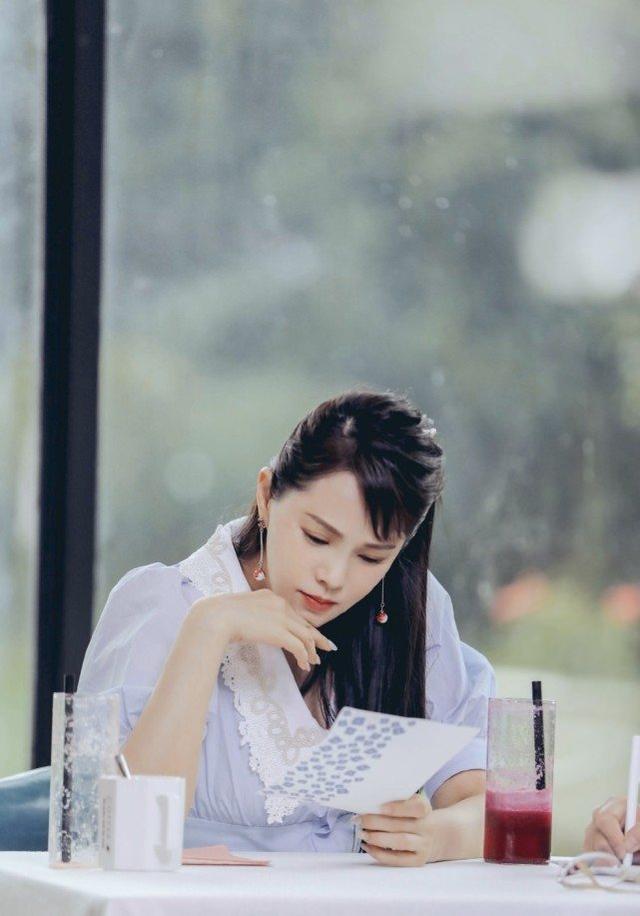 伊能靜秦昊一家有愛，秦昊爸媽合體上節目，爸媽留同款鋼絲球發型 娛樂八卦吃瓜 第5张