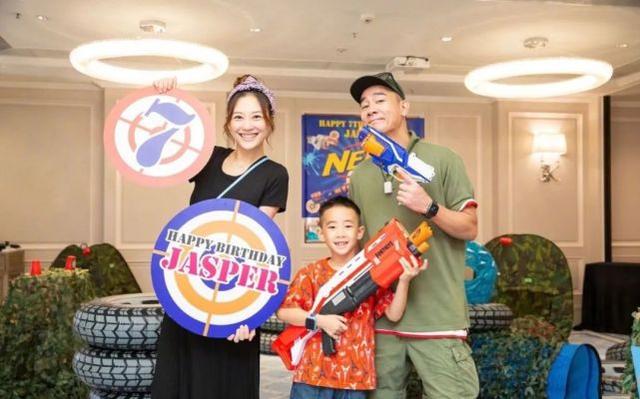 應采兒夫婦為兒子慶生，7歲Jasper身高大長，穿花T恤五官像陳小春 娛樂八卦吃瓜 第1张