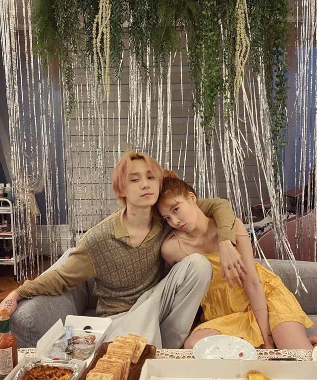 泫雅曬和男友合影照，慶祝28歲生日，穿亮黃色吊帶裙嬌嫩像少女 娛樂八卦吃瓜 第1张