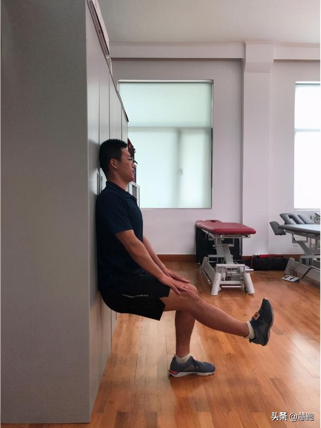 哑铃深蹲的标准动作，爆汗燃脂的哑铃训练动作