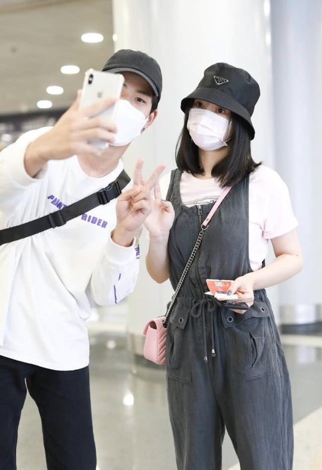 柳岩現身機場，穿背帶褲和路人合影沒包袱，「保守風」更能凸顯美 娛樂八卦吃瓜 第3张