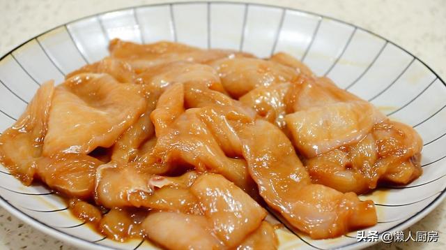 雞胸肉片成大薄片，扔進鍋里瞬間變美食，家人都夸好吃，真解饞 熱愛美食 第8张