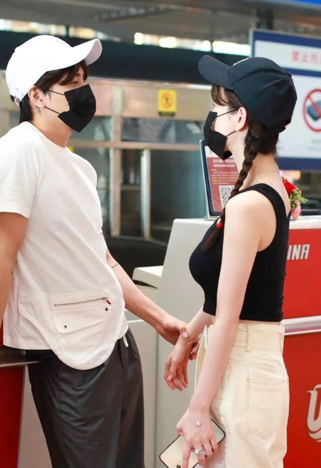 張檬跟男友走機場，穿背心配工裝褲秀「螞蟻腰」，盡顯甜酷少女風 娛樂八卦吃瓜 第5张