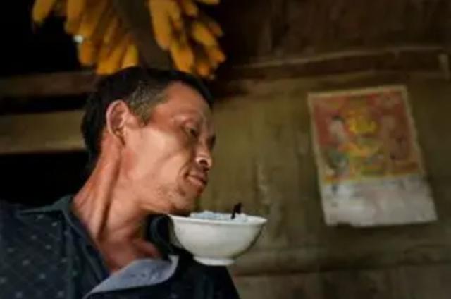 陈星银颁奖典礼，含勺喂母感天动地