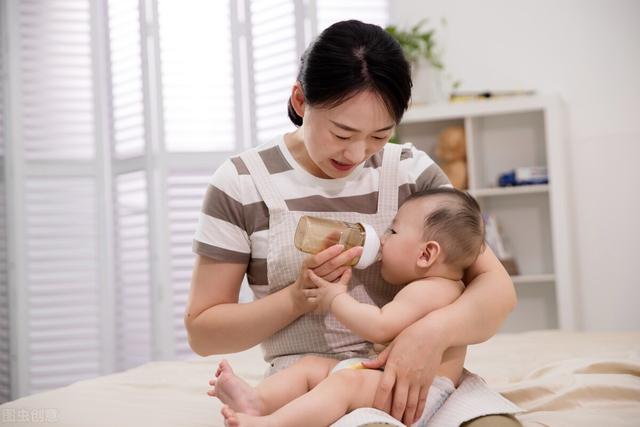 正确的奶瓶喂养姿势图，奶杯的正确喂养姿势（育儿：用奶瓶喂奶的正确姿势）