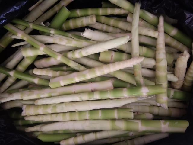 竹笋炒腊肉怎么做好吃窍门，教大家做一道家人都喜欢吃的