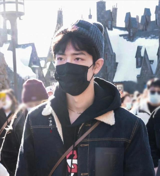 肖战被曝去某摄制组探班,请了工作员喝奶茶