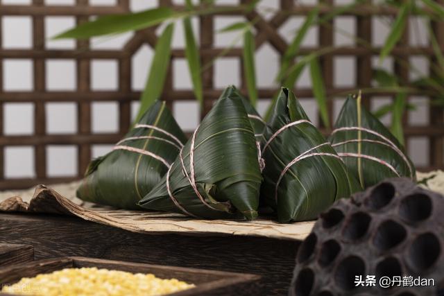 红头绳的民间传说，奶奶用五色丝线缝一把小扫帚