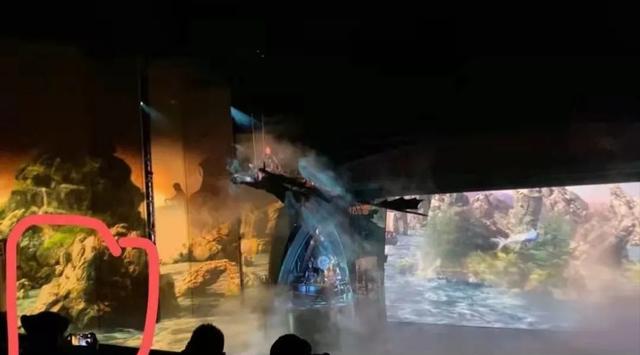 肖战被曝去某摄制组探班,请了工作员喝奶茶