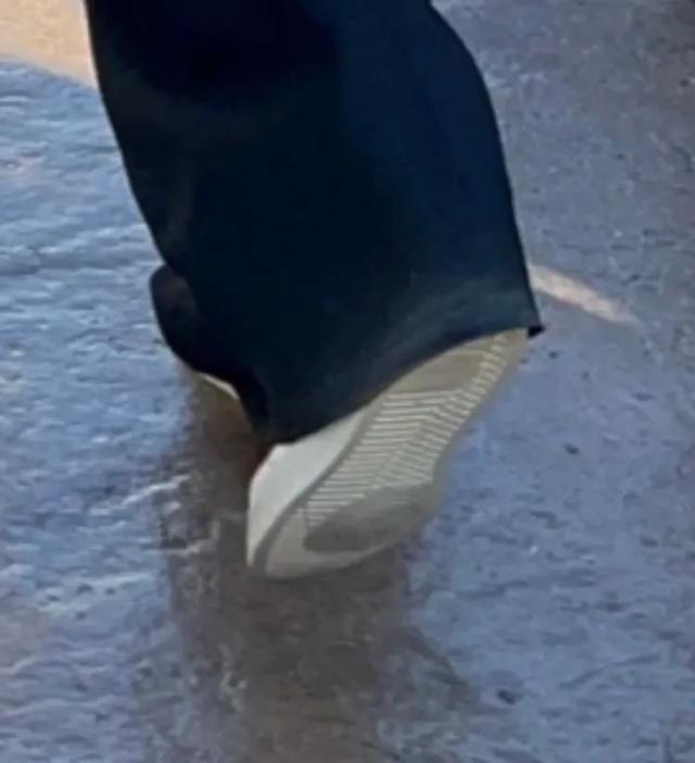 肖战被曝去某摄制组探班,请了工作员喝奶茶