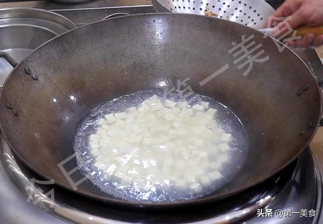 天然石磨豆腐的做法，传统古法用石磨打豆腐的全过程