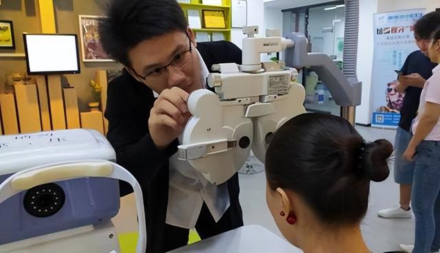 开眼镜店赚钱吗，眼镜行业真实现状（为了生存选择开起眼镜店）