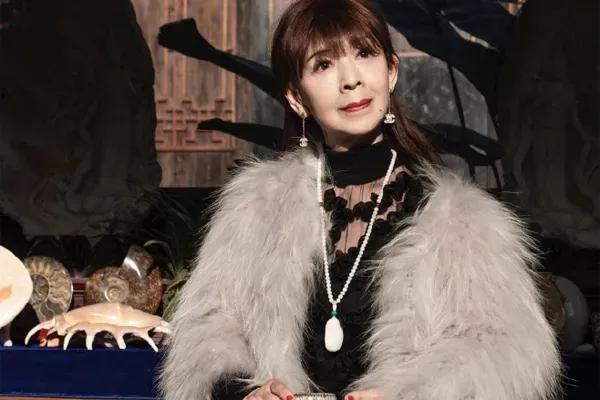 耳线的戴法（耳钉耳坠耳环耳线怎么戴）