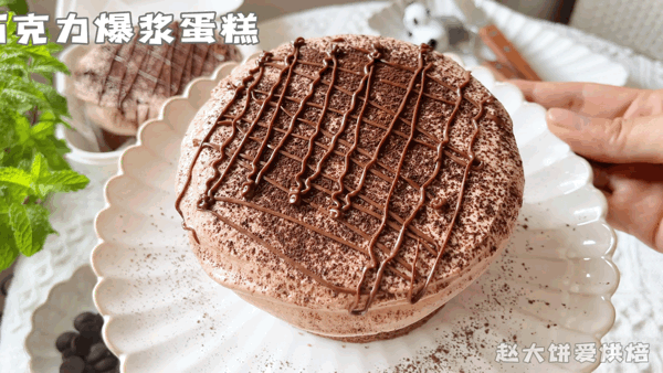 制作最简单的蛋糕爆浆蛋糕，杯子蛋糕里加点料就成了爆浆蛋糕