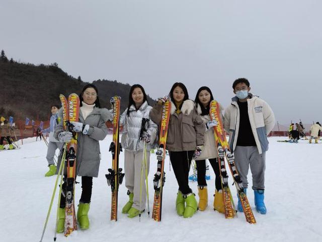 团队成员按照预先定好的门票进行检票核验,领取了滑雪板,雪仗,滑雪鞋