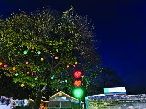 南京“善心交通信号灯”亮起时间是每日的15:30~22:00