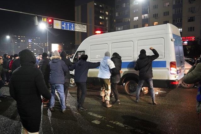哈萨克斯坦200多名非法抗议者被捕：涉袭击公务员 破坏市政大楼 全球新闻风头榜 第2张