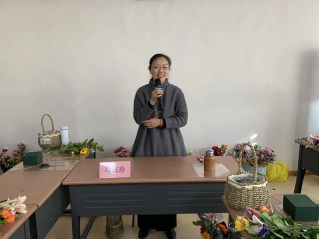 临邑县开展金辉讲堂庆三八花艺讲座
