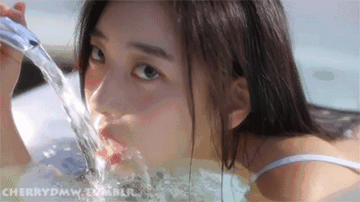 力太大邪恶美女gif动图：妹子，你是喝水还是玩水呢！？_美女 gif_力太大