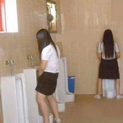 女生出门在外想尿尿了,找了半天却只找到这些奇葩的露天厕所,还敢尿尿