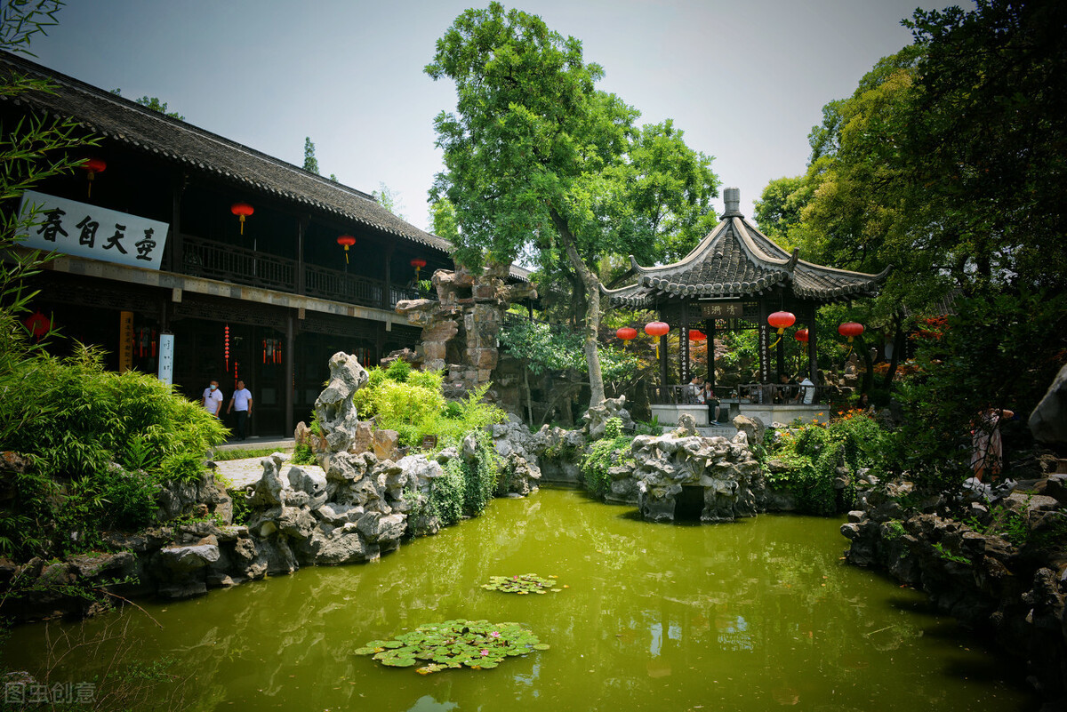 个园里最著名的景点是四季假山,分为春山,夏景叠石,秋山和东山,园内