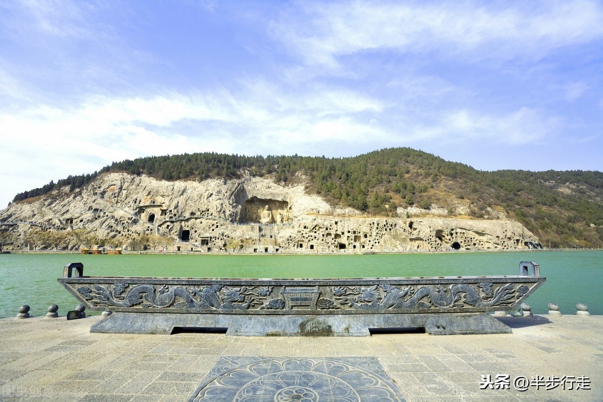 去龙门石窟旅游尽量避开人流高峰期,暑假期间好像人流并不是很多,但也