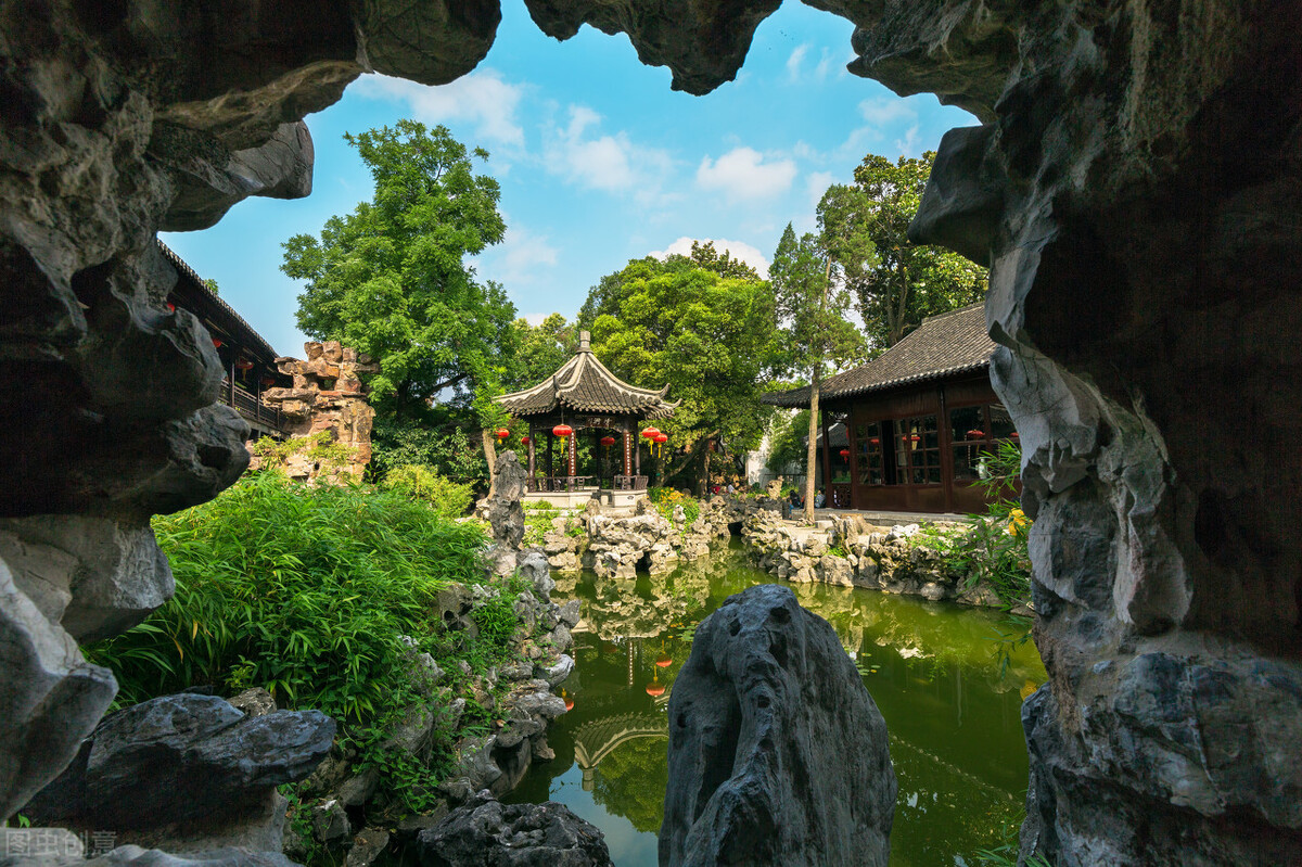 个园里最著名的景点是四季假山,分为春山,夏景叠石,秋山和东山,园内