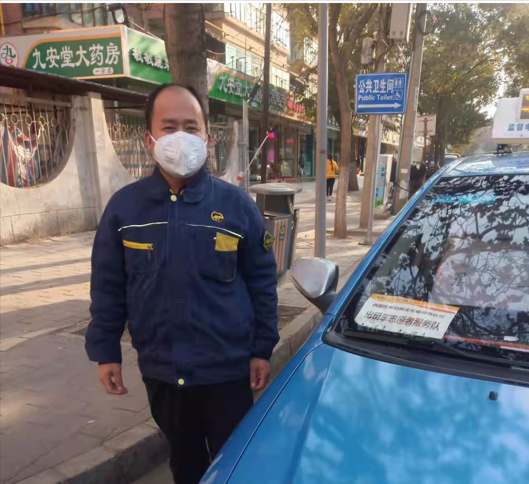 在这段时间不论是医护工作者,出租车的哥,每一个社区工作人员以及志愿