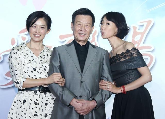 寇世勋与原配妻子崔瑶琪两人从小青梅竹马,两小无猜,1982年顺利步入