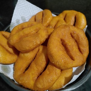 炸油饼的做法（教你做好吃又简单的炸油饼）