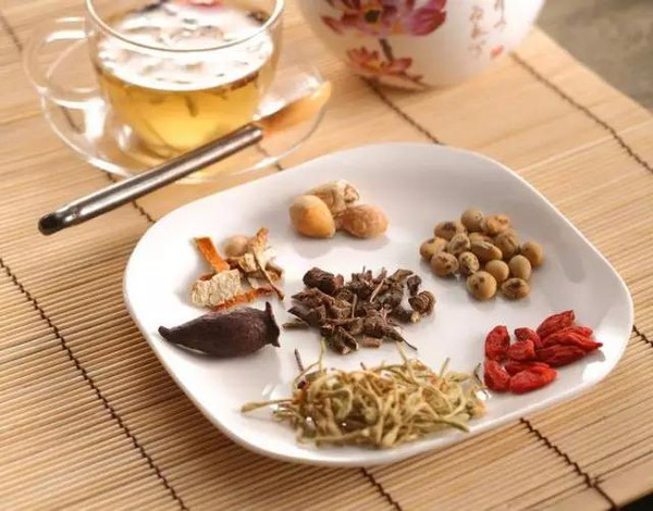 脾胃虚寒的,则宜选用理中丸;而寒热错杂的,就应当选用半夏泻心汤