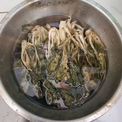 晒干的白菜的家常做法（白菜干猪骨汤的做法与禁忌）
