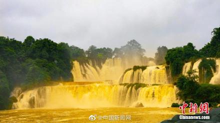 亚洲第一跨国瀑布在哪(亚洲第一跨国瀑布水量暴涨 变身“黄金瀑布”)