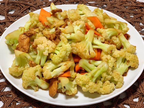 炒菜花的正确做法（家常菜炒菜花的做法步骤）