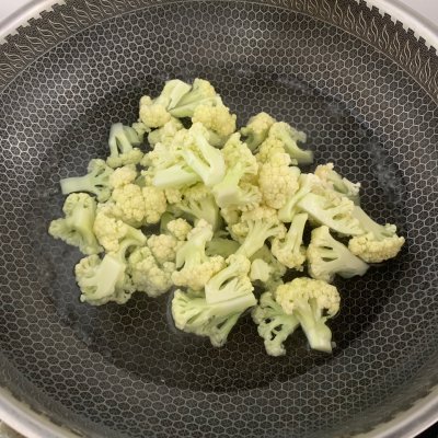 炒菜花的正确做法（家常菜炒菜花的做法步骤）