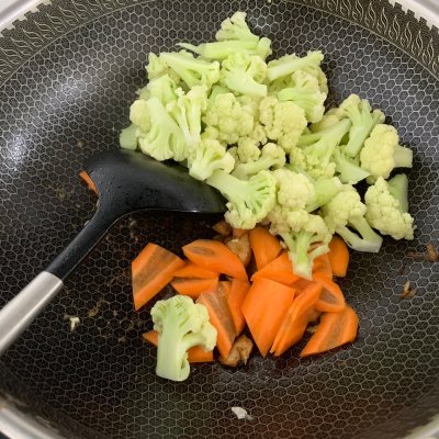 炒菜花的正确做法（家常菜炒菜花的做法步骤）