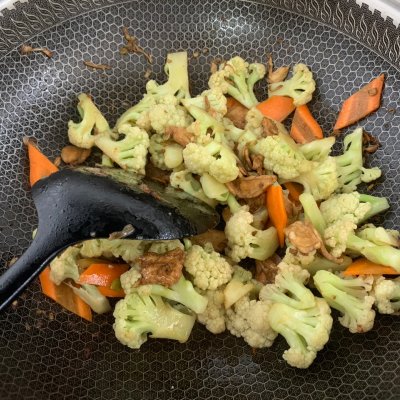 炒菜花的正确做法（家常菜炒菜花的做法步骤）