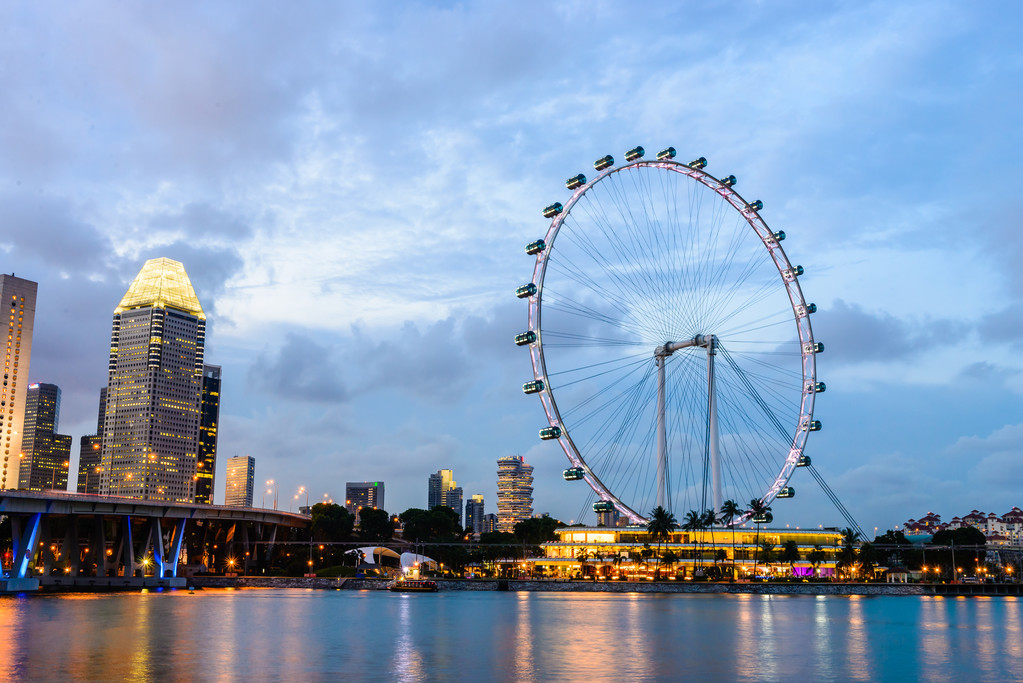 新加坡摩天观景轮又名飞行者摩天轮(英语:singapore flyer)是一个位于