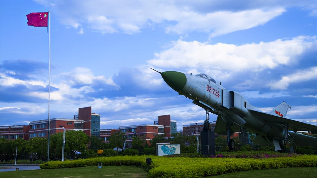 在建校时间上学校相对于中国民航大学仅相差一年,但是在学校地理位置