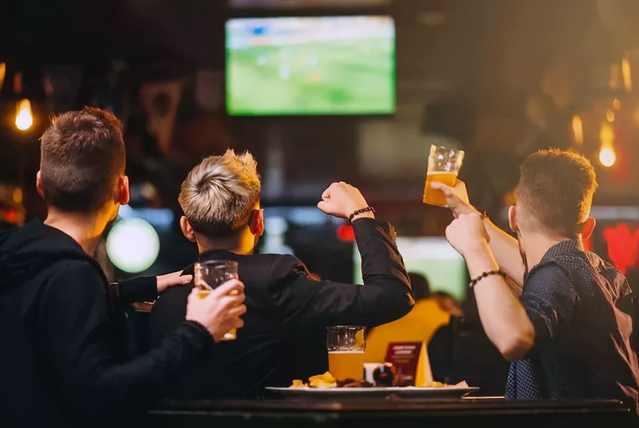 为什么有人会熬夜看世界杯(熬夜看球伤身又伤神?