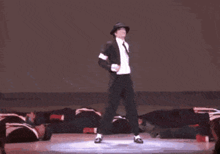 他的很多演唱会过程中就有假唱的情况,很多人拿mj的舞蹈太难,太费体力