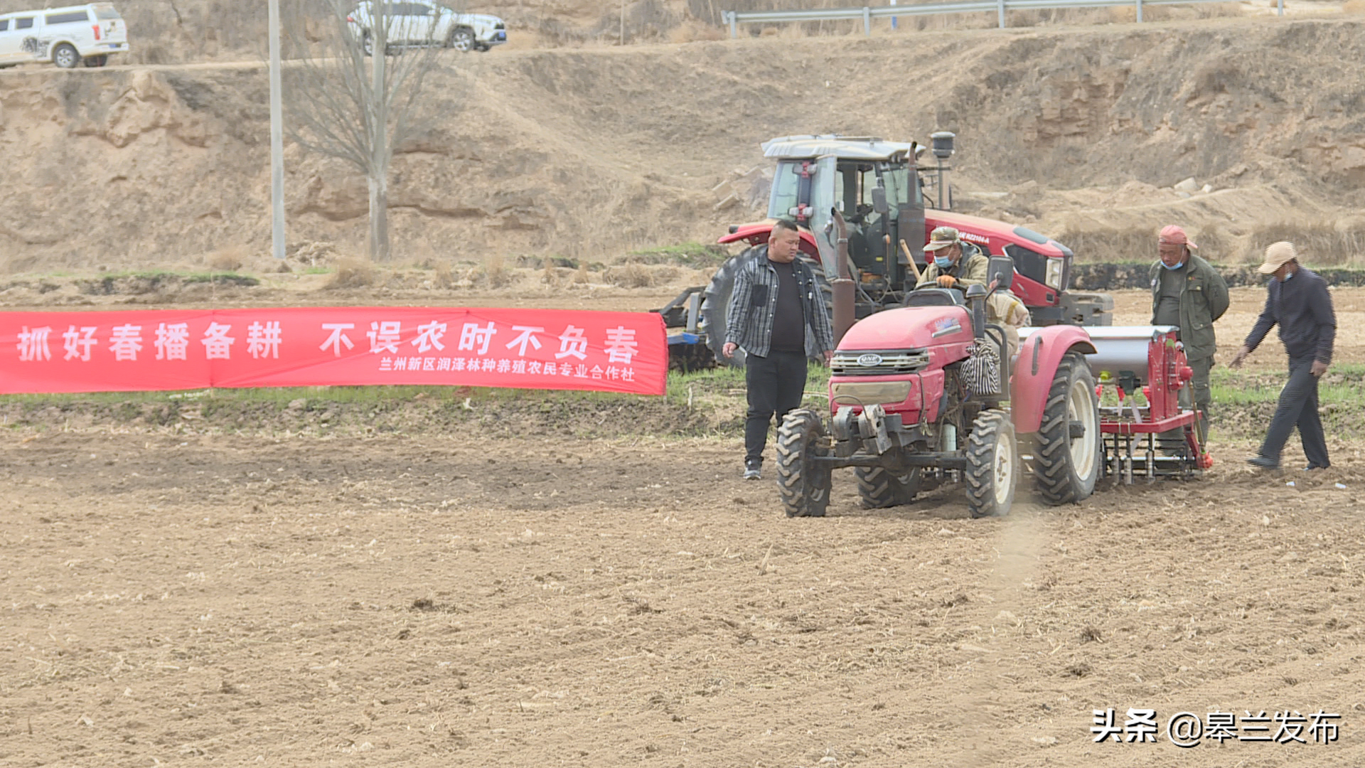 在水阜镇彬草村村民方立文的耕地里,他正驾驶着自家手扶拖拉机忙碌着