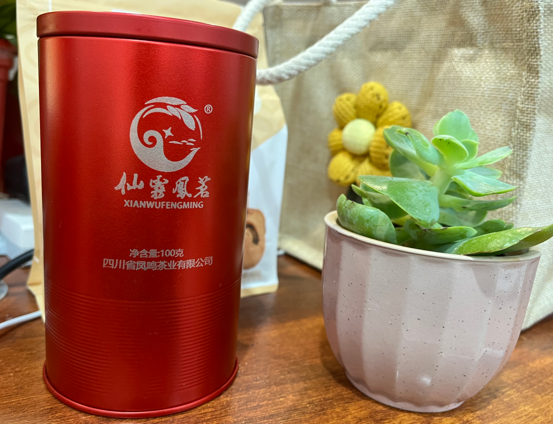 2,仙雾凤茗其干茶细嫩饱满,白毫显露,卷曲成螺;冲泡之后,栗香味扑鼻