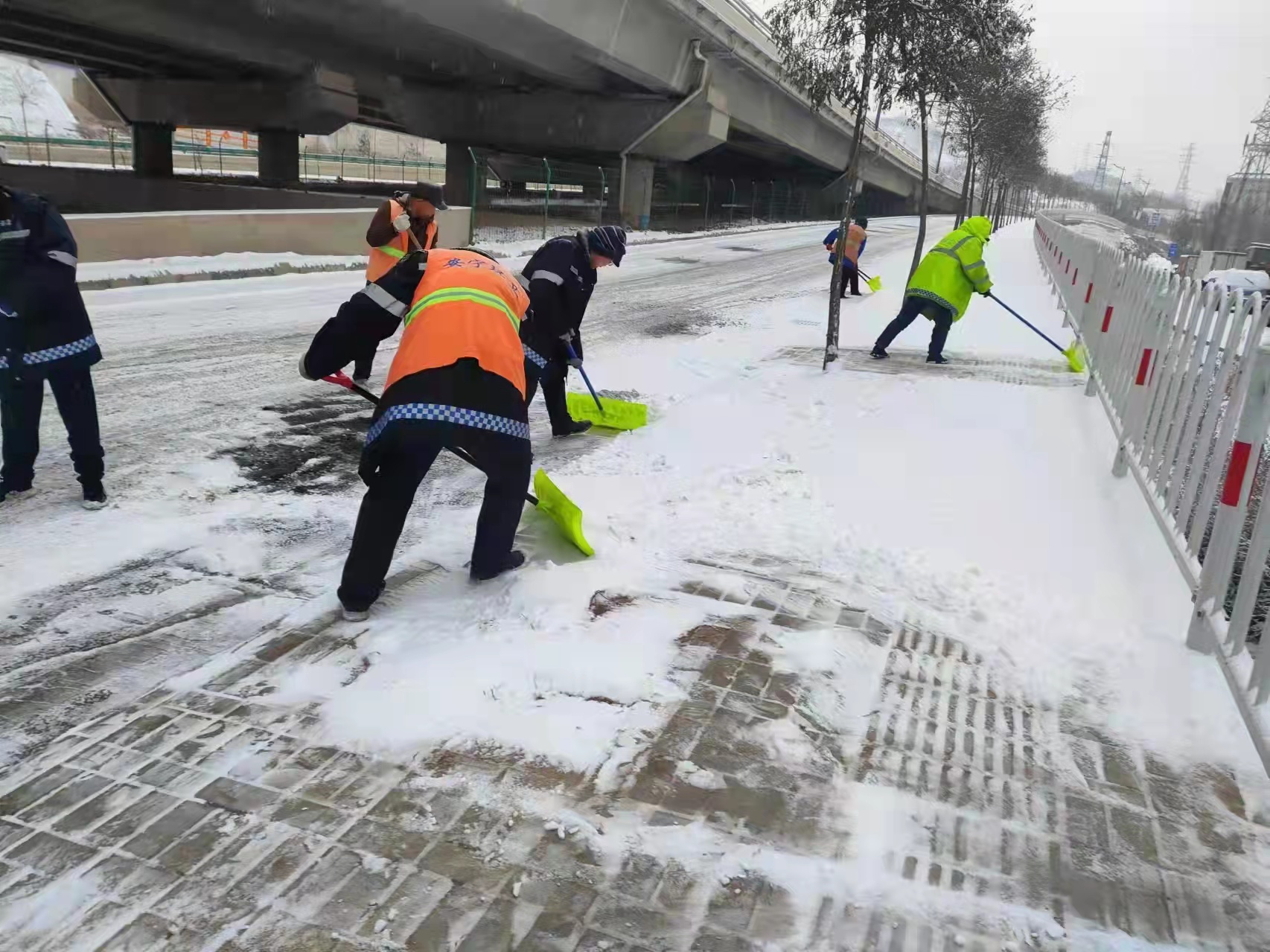 除积雪保路畅安宁区6000余人开展扫雪除冰行动