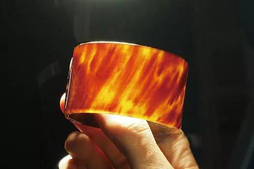 对于扇子类的玳瑁文玩,目前最出名的就是董小宛的"玳瑁桃花扇"