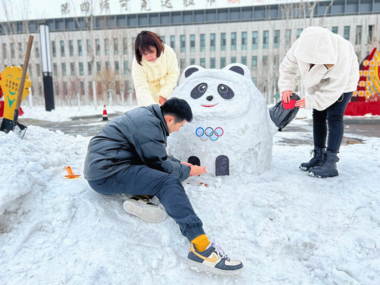 寒潮也点燃了可克达拉市市民感受冰雪的乐趣,大家在欢声笑语中共同堆