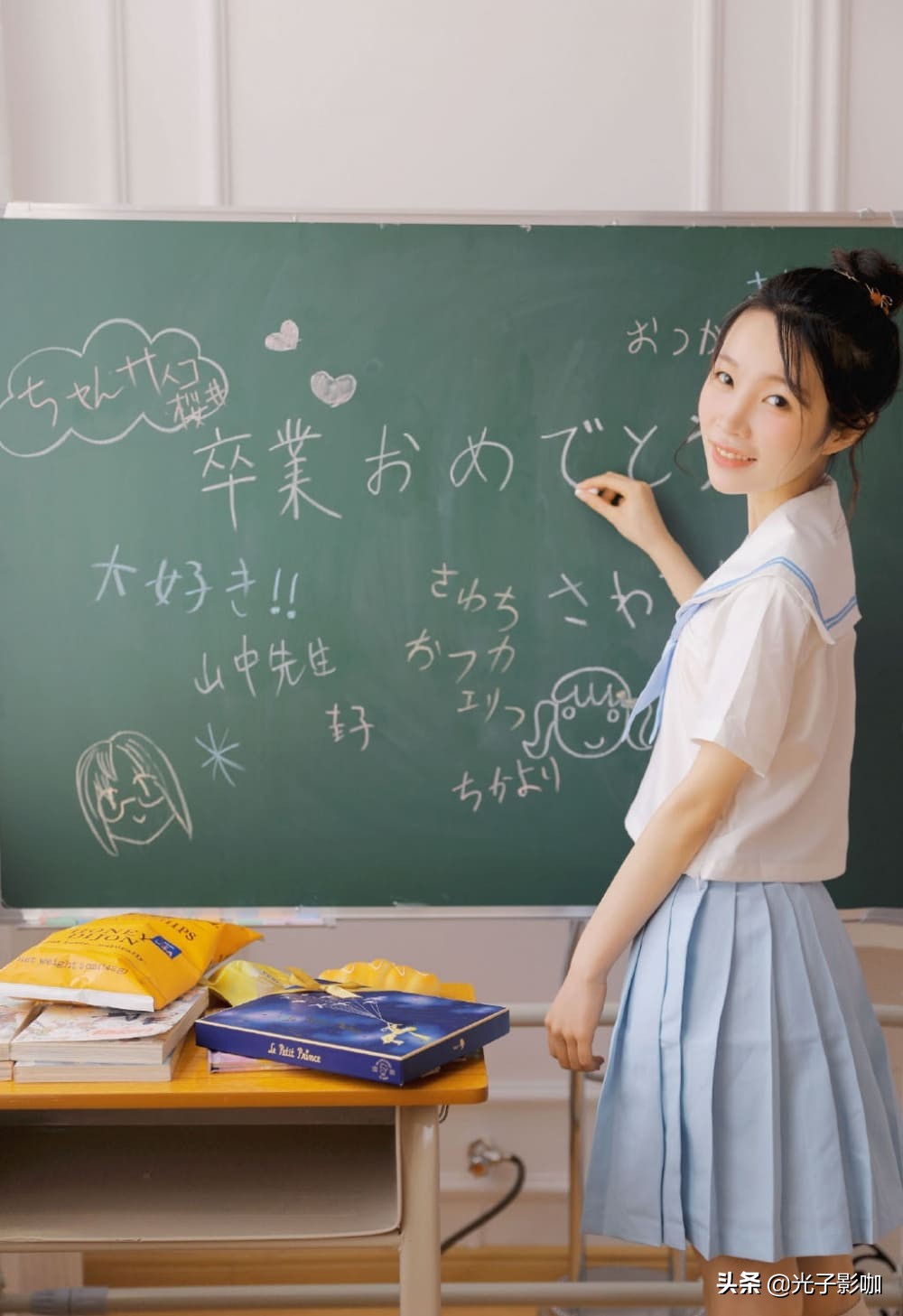 清新可爱少女穿蓝色校服教室图片写真