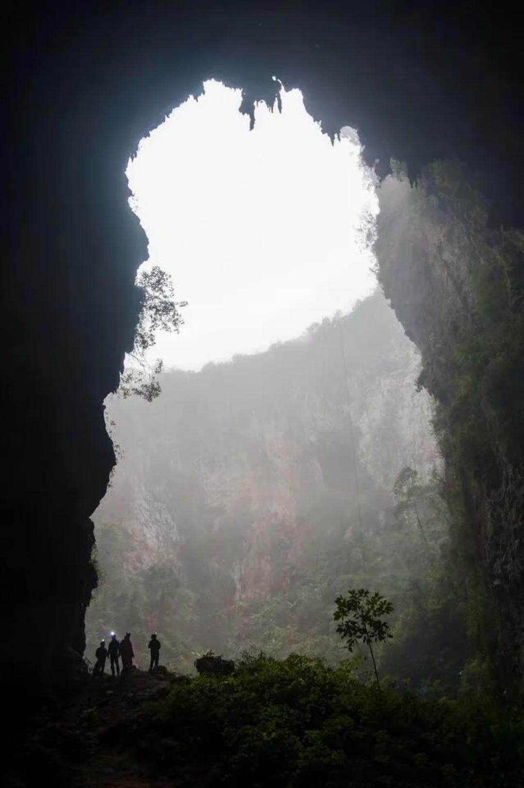 天坑广西发现巨大天坑