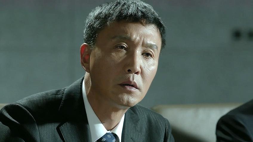 "李达康"咄咄逼人,非常强势,一度让人猜疑,他就是幕后大反派;这是在飙